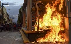 Demonstran Bakar Gedung Parlemen Desak Presiden Mundur Pascapengesahan Anggaran