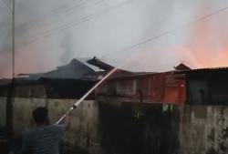 Detik-Detik 13 Unit Rumah di Kompleks Brimob Polda Sumut Terbakar