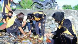 Polisi Bersama Warga Bersihkan Pantai Kuoko Maluku Tengah