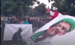 Video Massa di Bandung Bakar Poster Habib Rizieq Depan DPRD Jabar<