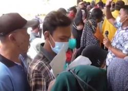 Video Warga di Tangerang Abaikan Protokol Kesehatan demi Cairkan Bansos Rp300 Ribu<