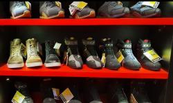 Bahaya Sepatu Dibungkus Kantong Plastik ketika Mengendarai Motor di Musin Hujan