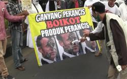 Massa di Lampung Utara Bakar hingga Injak Foto Presiden Prancis<