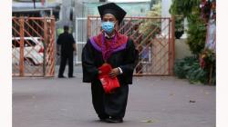 Potret Pria Tunadaksa Asal Madura Raih Gelar Sarjana Hukum UM Surabaya