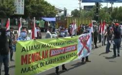 Masyarakat Kendal Demo Tolak Habib Rizieq, Massa Larung Poster Imam Besar FPI<