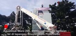 Video Protes, Agustinus “Manusia Tower” Panjat Reklame di Mabes Polri