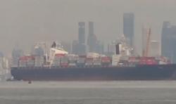 Video Kapal Super Cargo Angkut Ribuan Kontainer Kandas Tabrak Karang di Batam