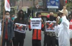 Video Massa di Wonosobo Gelar Aksi Tolak FPI Bakar Poster Habib Rizieq<