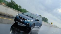 Jangan Nyalakan Lampu Hazard saat Hujan Deras, Ini 4 Hal yang Harus Diperhatikan Pengendara