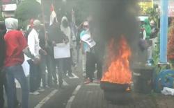 Aksi Tolak FPI di Wonosobo, Massa Bakar Poster Habib Rizieq<