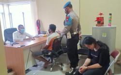 Pengunjung Karaoke Tewas Dibantai Tetangga karena Nyanyi Bareng Istri Pelaku<