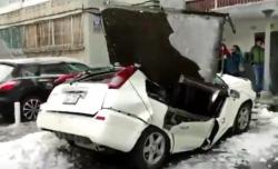 Lempengan Beton Jatuh dari Lantai 9 Hancurkan Nissan X-Trail, Pemilik Mobil Nyaris Tewas