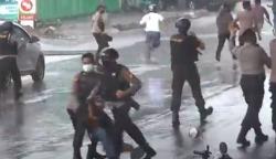 Polwan Terluka saat Amankan Aksi Demo di KPU Sulsel