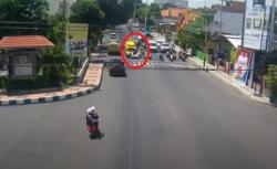 Detik-Detik Ambulans Bawa Pasien Covid-19 Tabrak Anggota Polisi