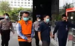 Video Edhy Prabowo Kenakan Rompi Orange dan Diborgol saat Diperiksa KPK<