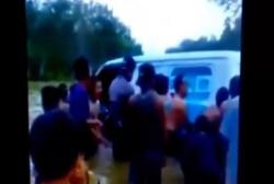 Video Minibus Hanyut saat Terobos Banjir di Katingan Kalteng