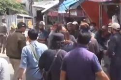 Video Ratusan Massa Adang Eksekusi Lapak PKL di Pasar Parung Bogor