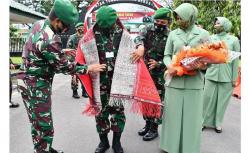 Pangdam I Bukit Barisan Mayjen TNI Hassanudin Tiba di Makodam, Disematkan Kain Ulos