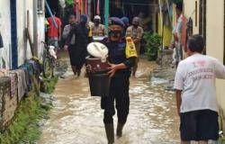 Brimob Bantu Evakuasi Korban Banjir di Tebingtinggi, Ribuan Rumah Terendam