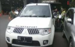 Video Mobil Berpelat RI 1 Palsu Memaksa Masuk Mabes Polri