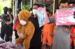 Video Ibu Rumah Tangga di Sumenep Ditangkap Sembunyikan Sabu dalam Boneka
