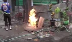 Video Kobaran Api Muncul di Saluran Air Pemukiman Warga Mojokerto, Diduga Pipa Gas Bocor