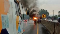 As Roda Belakang Patah, Pikap Terbalik dan Terbakar di Tol Cipularang<