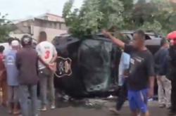 Video Mobil Mewah Tabrak Gerobak Bubur Ayam di Jaktim