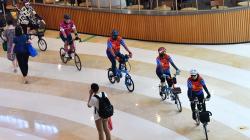 Mencoba Sensasi Bersepeda di Dalam Mal Kuningan City