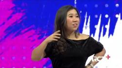 Gaya Lucu Kiki Saputri Peragakan Fashion Show ala Miss Indonesia