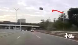 Horor, Atap Mobil Tesla Tiba-Tiba Terbang saat Melaju di Jalan Tol