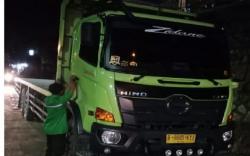 Truk Tronton Terbalik di Jalan Trans Sumatera Aceh Timur akibat Jalan Licin