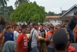 Video Satu Keluarga Diterjang Banjir Bandang saat Berwisata di Banyuwangi