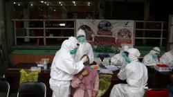 Pedagang Pasar Tradisional Wonokromo Surabaya Jalani Swab Test Covid-19 Gratis