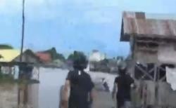 Video Pemain Judi Ceburkan Diri ke Sungai saat Digerebek Polisi di Palangkaraya
