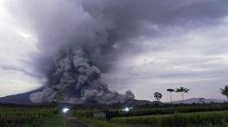 Penampakan Gunung Semeru Meletus Luncurkan Awan Panas Sepanjang 11 Km
