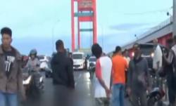 Video Mobil Hantam Minibus dan Sepeda Motor di Jembatan Ampera Palembang