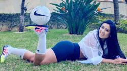 Raquel Benetti, si Seksi yang Jago Juggling Bola<