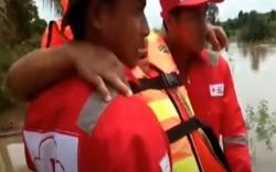 Video 2 Sungai Meluap di Musi Banyuasin, Lansia Terjebak dalam Rumah<