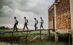 Tak Miliki Gedung Sekolah, Tiga Tahun Siswa Tepian Sungai Musi Belajar di Masjid