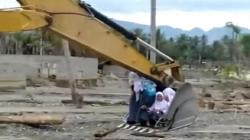 Kisah Para Pelajar di Sigi, Harus Naik Ekskavator Seberangi Sungai demi Tiba di Sekolah