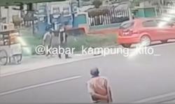 Video Pengemudi Mobil Tendang Tukang Bakso hingga Terjengkang di Kota Jambi