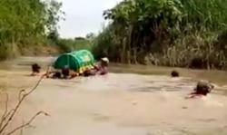 Viral Warga Gresik Larung Keranda Jenazah di Kali Lamong Beraliran Deras