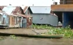 Video Kapal Tongkang Tabrak 4 Rumah di Sungai Musi Palembang<
