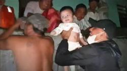 Dramatis, Camat Medan Johor dan BPBD Evakuasi Bayi dan Anak-Anak Korban Banjir