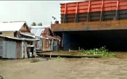 Sungai Musi Dilanda Angin Kencang, 4 Rumah Warga Hancur Ditabrak Tongkang<