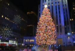 Video Pohon Natal Setinggi 23 Meter Berdiri di Rockefeller Center AS