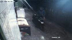 Gondol Motor di Arena Futsal, Aksi Curanmor di Palembang Terekam CCTV<