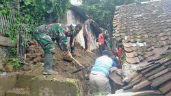 Dua Rumah Warga Majalengka Rusak Diterjang Longsor<