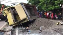 Truk Muatan Pasir Terguling, Akses Jembatan Suramadu Macet hingga 2 km 